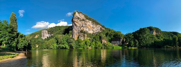 Comment organiser un séjour en Dordogne avec des ateliers de cuisine et des visites de grottes préhistoriques?